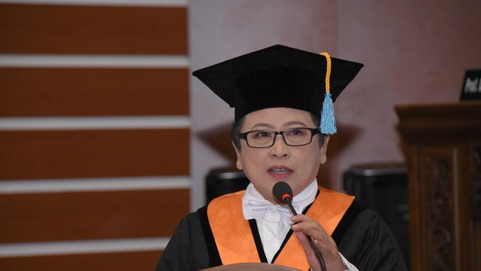 Guru Besar Antropologi Unair Prof Dr Phil Toetik Koesbardiati, DFM, PA(k)