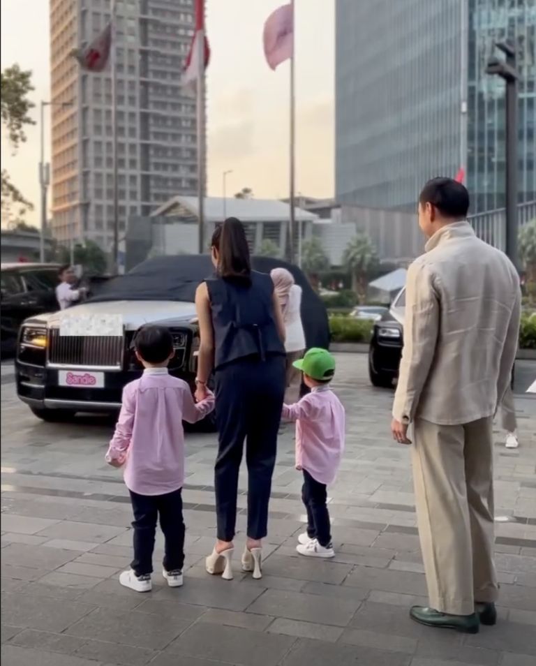 Harvey Moeis Kasih Kado Rolls-Royce Saat Ultah Sandra Dewi