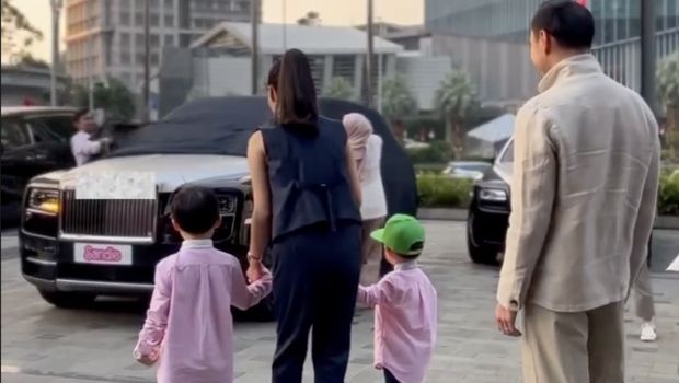 Harvey Moeis Kasih Kado Rolls-Royce Saat Ultah Sandra Dewi