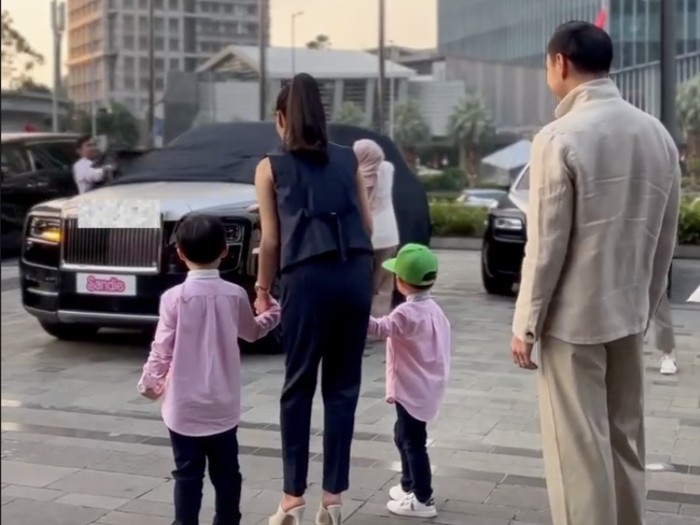 Harvey Moeis Kasih Kado Rolls-Royce Saat Ultah Sandra Dewi Harvey Moeis Kasih Kado Rolls-Royce Saat Ultah Sandra Dewi