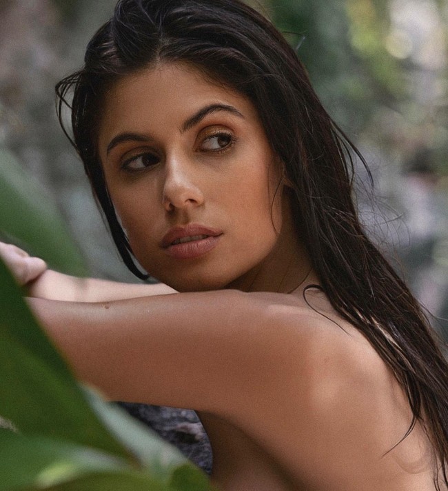 Memiliki penampilan yang hampir sempurna, wanita asal Italia mengakui bahwa gambarnya memang sering dipakai untuk akun bot. Tapi ia memastikan bahwa akun @inestrocchia adalah asli.  Foto: Instagram @inestrocchia