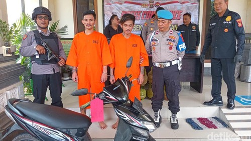 Iwan Setiawan (30) alias Kubam dan Sujatmiko alias Miko (26) ditahan di Mako Polsek Kuta Selatan gegara curi motor, Kamis (28/2/2024). (Aryo Mahendro/detikBali)