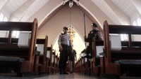 Polisi dari Satuan Sabhara Polresta Malang melakukan sterilisasi di Gereja katedral Ijen, Malang, Jawa Timur, Kamis (28/3/2024).   