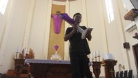 Sejumlah persiapan seperti pemasangan dekorasi dan pembersihan pun dilakukan di gereja untuk memberi kenyamanan bagi umat Katolik yang akan mengikuti ibadah Kamis Putih sebagai rangkaian peringatan Hari Paskah.  