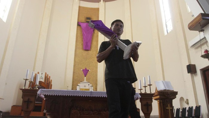 Polisi dari Satuan Sabhara Polresta Malang melakukan sterilisasi di Gereja katedral Ijen, Malang, Jawa Timur, Kamis (28/3/2024). Polisi melakukan sterilisasi di lima gereja di kawasan tersebut untuk menciptakan rasa aman jelang perayaan Paskah. ANTARA FOTO/Ari Bowo Sucipto/tom.