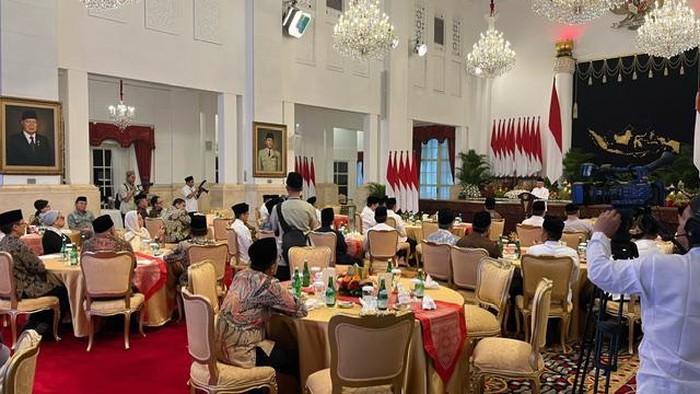 Jokowi Gelar Bukber Kabinet di Istana, Duduk Semeja dengan Prabowo