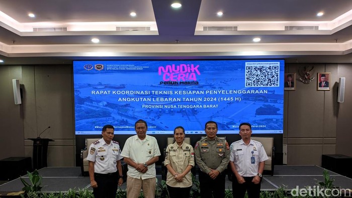 Kapal untuk Mudik di NTB Kepala BPTD Kelas II NTB Ellis Simbolon ditemani Kepala Dinas Perhubungan NTB Lalu Moh Faozal di Mataram, Rabu malam (27/3/2024)