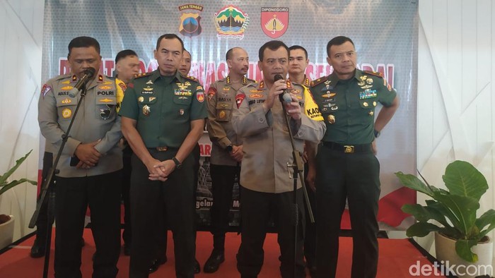 Kapolda Jateng Irjen Ahmad Luthfi di dampingi Pangdam IV/Diponegoro Mayjen TNI Deddy Suryadi memberikan keterangan terkait pengamanan Hari Raya Idul Fitri.