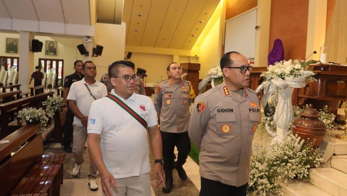 Kapolres Metro Jakarta Utara Kombes Gidion Arif Setyawan mengecek sejumlah gereja memastikan ibadah Tri Hari Suci berjalan aman.