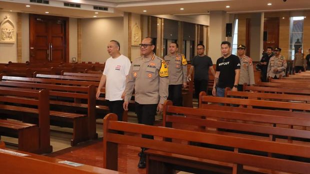Kapolres Metro Jakarta Utara Kombes Gidion Arif Setyawan mengecek sejumlah gereja memastikan ibadah Tri Hari Suci berjalan aman.