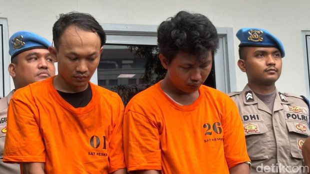Kapolres Metro Jakpus bersama Kadispenad dan Danpomdam Jaya memberi keterangan terkait kasus 4 orang dikeroyok di depan Polres Jakpus. (Annisa AR/detikcom)