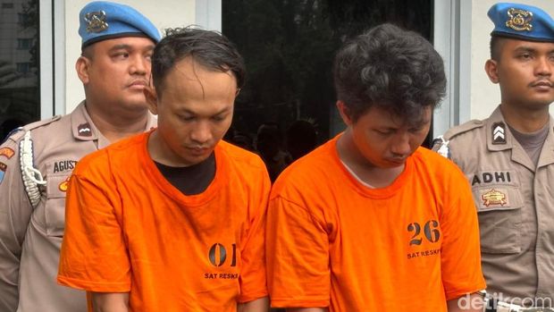 Kapolres Metro Jakpus bersama Kadispenad dan Danpomdam Jaya memberi keterangan terkait kasus 4 orang dikeroyok di depan Polres Jakpus. (Annisa AR/detikcom)