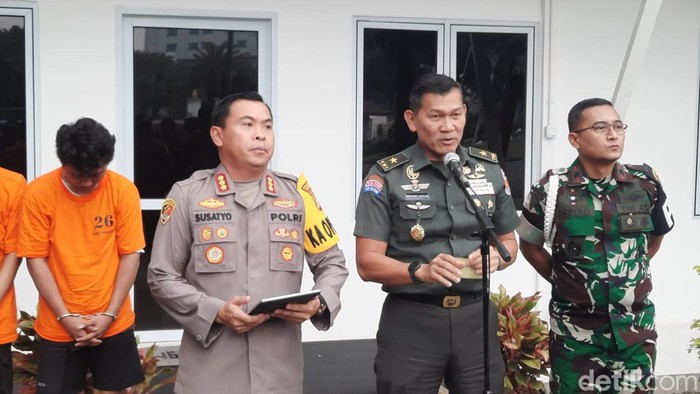 4 Pria Dikeroyok Depan Polres Jakpus Dirawat di RS, TNI: Nanti Kita Diobati