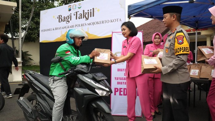 Kapolres Mojokerto Kota membagikan 400 takjil dan menyantuni 9 anak yatim piatu