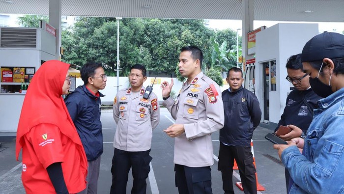 Kapolsek Mampang Prapatan Kompol David Kanitero dan jajarannya mengecek SPBU di Kecamatan Mampang Prapatan, Jaksel.