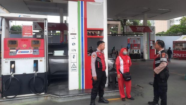 Kapolsek Mampang Prapatan Kompol David Kanitero dan jajarannya mengecek SPBU di Kecamatan Mampang Prapatan, Jaksel.