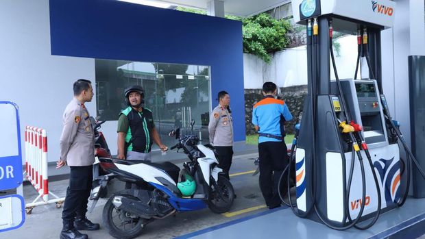 Kapolsek Mampang Prapatan Kompol David Kanitero dan jajarannya mengecek SPBU di Kecamatan Mampang Prapatan, Jaksel.