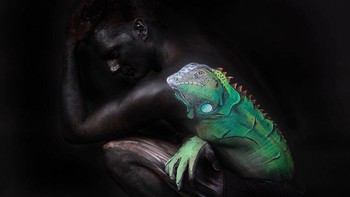 Seperti iguana hijau yang hinggap di pohon. (Foto: Boredpanda)