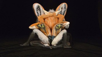 Butuh empat orang untuk menjadi kepala rubah. Keren ya! (Foto: Boredpanda)