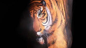 Sekilas seperti foto harimau sungguhan, padahal jika diperhatikan seksama nyatanya hanya lukisan. (Foto: Boredpanda)