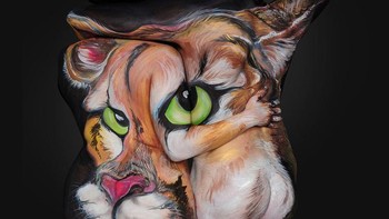 Bukan Kepala harimau lho ini, tapi dua punggung manusia yang dilukis. (Foto: Boredpanda)