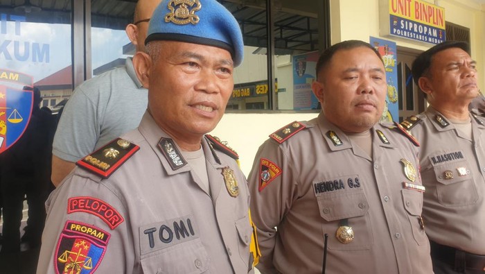 Kasi Propam Polrestabes Medan Kompol Tomy dan Kapolsek Pancur Batu Kompol Hendra Gunawan Simatupang saat diwawancarai di Polrestabes Medan. (Goklas Wisely/detikSumut).