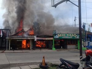 Kios hingga Kantor Bank di Tasikmalaya Hangus Terbakar