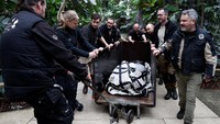Pekerja kebun binatang membawa membawa seekor sapi laut manatee betina bernama Unai yang baru tiba di Paris Zoological Park di Bois de Vincennes di timur Paris, Prancis, Selasa (26/3/2024).  