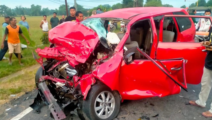 Kecelakaan Avanza vs truk di Madiun