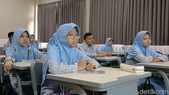 Kegiatan belajar mengajar di MTsN 1 Pasuruan yang sudah menggunakan IT Board