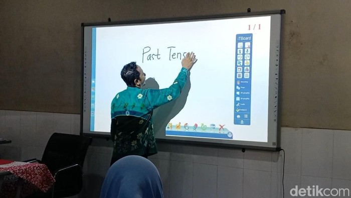 Kegiatan belajar mengajar di MTsN 1 Pasuruan yang sudah menggunakan IT Board