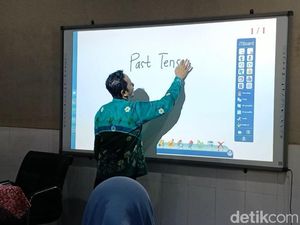 Siswa MTsN 1 Pasuruan Ngaku Senang Belajar Pakai Papan Tulis Pintar