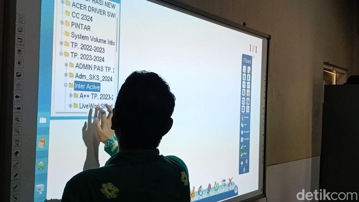 Kegiatan belajar mengajar di MTsN 1 Pasuruan yang sudah menggunakan IT Board