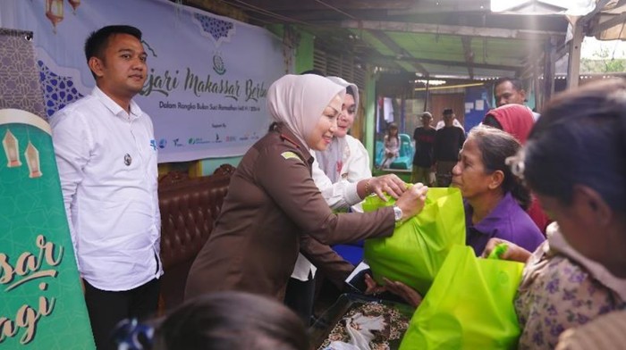 Kejari Makassar Bagikan 370 Paket Sembako untuk Warga Kurang Mampu