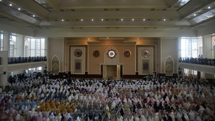 Kemegahan Masjid Agung Kota Bogor yang Baru Diresmikan Menteri Perdagangan Zulkifli Hasan menyampaikan sambutan saat acara peresmian Masjid Agung, Kota Bogor, Jawa Barat, Kamis (28/3/2024). Masjid Agung Kota Bogor yang terintegrasi dengan Alun-Alun Kota Bogor dan memiliki menara setinggi 50 meter tersebut dibangun dengan total anggaran mencapai Rp97 miliar yang berasal dari bantuan Pemerintah Provinsi Jawa Barat dan APBD Kota Bogor. ANTARA FOTO/Arif Firmansyah/aww.