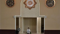 Masjid Agung Kota Bogor ini  terintegrasi dengan Alun-Alun Kota Bogor dan memiliki menara setinggi 50 meter.