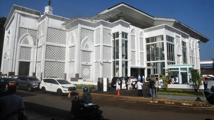 Kemegahan Masjid Agung Kota Bogor yang Baru Diresmikan Menteri Perdagangan Zulkifli Hasan menyampaikan sambutan saat acara peresmian Masjid Agung, Kota Bogor, Jawa Barat, Kamis (28/3/2024). Masjid Agung Kota Bogor yang terintegrasi dengan Alun-Alun Kota Bogor dan memiliki menara setinggi 50 meter tersebut dibangun dengan total anggaran mencapai Rp97 miliar yang berasal dari bantuan Pemerintah Provinsi Jawa Barat dan APBD Kota Bogor. ANTARA FOTO/Arif Firmansyah/aww.