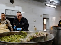 Kesibukan Dapur Umum di Tepi Barat Siapkan Makan Gratis untuk Warga