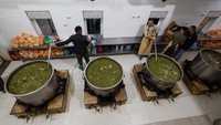 Setiap hari selama bulan suci Ramadan, sekelompok koki Palestina berkumpul di sebuah dapur umum untuk memasak makanan bagi keluarga yang membutuhkan di Kota Hebron, Tepi Barat.