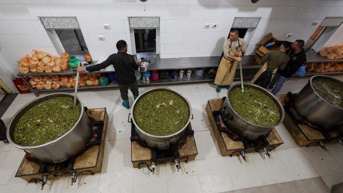 Kesibukan Dapur Umum di Tepi Barat Siapkan Makan Gratis untuk Warga Workers cook food at Takiyya Ibrahim (Prophet Ibrahim Charity Kitchen) in the old city of Hebron in the Israeli-occupied West Bank, March 24, 2024. REUTERS/Mussa Qawasma
