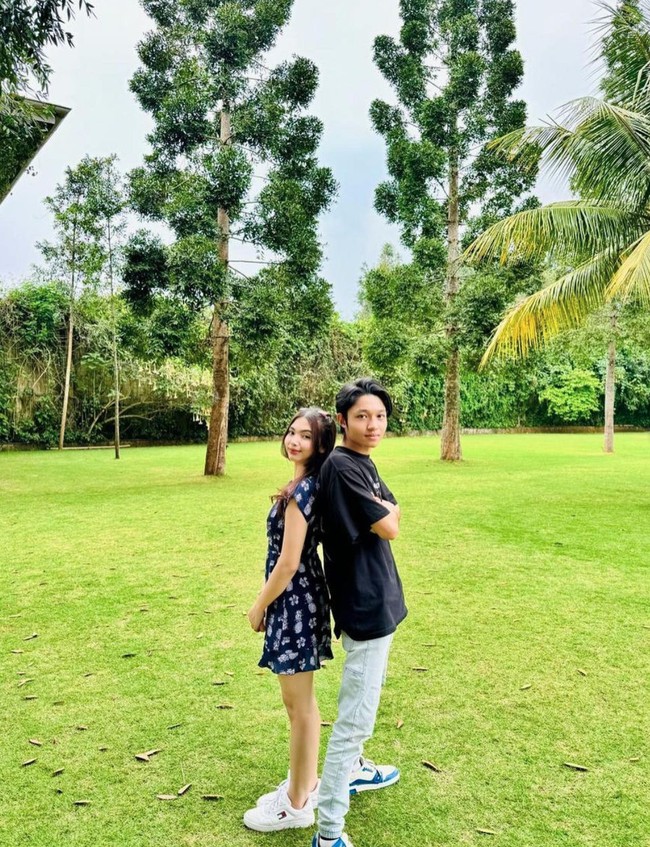 Terbaru di hari ulang tahun Angelina, Kiesha membagikan beberapa potret momen mesra kebersamaan keduanya. Ia juga menuliskan keterangan di unggahannya, “happiest 16th bun.” Foto: Instagram/@kiesha.alvaro