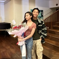 Di momen spesial ulang tahun sang kekasih, Kiesha tampak romantis memberikan bunga dan kado spesial. Bak pasangan yang sedang dimabuk asmara, keduanya juga selalu terlihat nempel. Foto: Instagram/@kiesha.alvaro