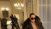 Kim Kardashian Pakai Coat Tanpa Bra, Gayanya Disebut Tiru Bianca Censori