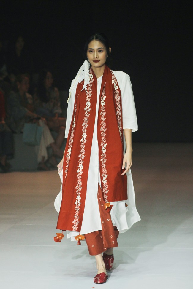 Inilah koleksi terbaru Sejauh Mata Memandang yang ditampilkan di di Plaza Indonesia Fashion Week 2024, Kamis [7/3/2024]. Kegaduhan bulan-bulan politik mengusik benak Chitra Subyakto, pendiri dan desainer Sejauh Mata Memandang (SMM). Lahirlah kreasi bertajuk Sasi dengan menyertakan tren white-on-white yang meneduhkan.  Foto: Mohammad Abduh/detikcom.  