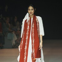 Inilah koleksi terbaru Sejauh Mata Memandang yang ditampilkan di di Plaza Indonesia Fashion Week 2024, Kamis [7/3/2024]. Kegaduhan bulan-bulan politik mengusik benak Chitra Subyakto, pendiri dan desainer Sejauh Mata Memandang (SMM). Lahirlah kreasi bertajuk Sasi dengan menyertakan tren white-on-white yang meneduhkan.  Foto: Mohammad Abduh/detikcom.  