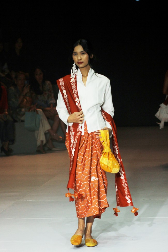 Inilah koleksi terbaru Sejauh Mata Memandang yang ditampilkan di di Plaza Indonesia Fashion Week 2024, Kamis [7/3/2024]. Kegaduhan bulan-bulan politik mengusik benak Chitra Subyakto, pendiri dan desainer Sejauh Mata Memandang (SMM). Lahirlah kreasi bertajuk Sasi dengan menyertakan tren white-on-white yang meneduhkan. Foto: Mohammad Abduh/detikcom.  