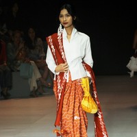 Inilah koleksi terbaru Sejauh Mata Memandang yang ditampilkan di di Plaza Indonesia Fashion Week 2024, Kamis [7/3/2024]. Kegaduhan bulan-bulan politik mengusik benak Chitra Subyakto, pendiri dan desainer Sejauh Mata Memandang (SMM). Lahirlah kreasi bertajuk Sasi dengan menyertakan tren white-on-white yang meneduhkan. Foto: Mohammad Abduh/detikcom.  