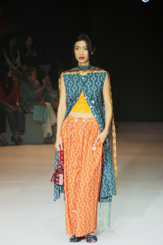 Inilah koleksi terbaru Sejauh Mata Memandang yang ditampilkan di di Plaza Indonesia Fashion Week 2024, Kamis [7/3/2024]. Kegaduhan bulan-bulan politik mengusik benak Chitra Subyakto, pendiri dan desainer Sejauh Mata Memandang (SMM). Lahirlah kreasi bertajuk Sasi dengan menyertakan tren white-on-white yang meneduhkan. Foto: Mohammad Abduh/detikcom.