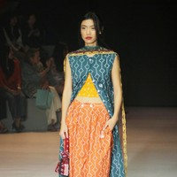 Inilah koleksi terbaru Sejauh Mata Memandang yang ditampilkan di di Plaza Indonesia Fashion Week 2024, Kamis [7/3/2024]. Kegaduhan bulan-bulan politik mengusik benak Chitra Subyakto, pendiri dan desainer Sejauh Mata Memandang (SMM). Lahirlah kreasi bertajuk Sasi dengan menyertakan tren white-on-white yang meneduhkan. Foto: Mohammad Abduh/detikcom.