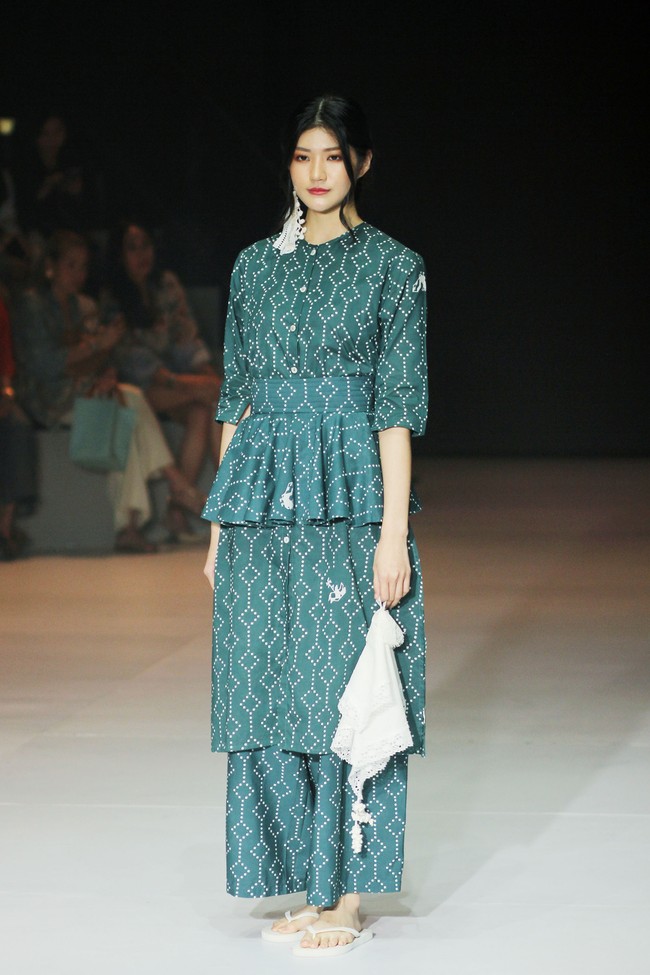 Inilah koleksi terbaru Sejauh Mata Memandang yang ditampilkan di di Plaza Indonesia Fashion Week 2024, Kamis [7/3/2024]. Kegaduhan bulan-bulan politik mengusik benak Chitra Subyakto, pendiri dan desainer Sejauh Mata Memandang (SMM). Lahirlah kreasi bertajuk Sasi dengan menyertakan tren white-on-white yang meneduhkan. Foto: Mohammad Abduh/detikcom.